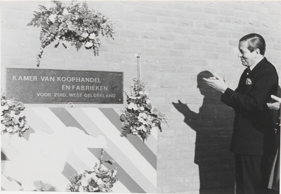 M 8044 Openingshandeling Kamer van Koophandel en Fabrieken West Betuwe door Prins Claus 23.11.1978