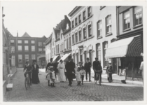 M 8104 De foto is genomen in de richting van de Tolhuisstraat vanuit de Kleibergstraat; fietsende mannen met bolhoed, ...