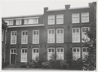 M 8110 Nonnenklooster (Dominicanessen) aan St. Walburg kerkpad. Geheel links is nog een gedeelte van de pastorie van de ...