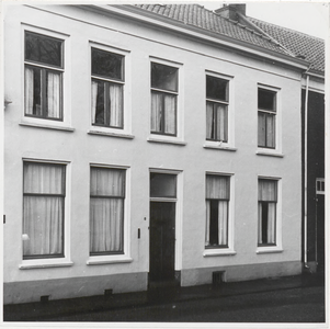 M 8134 Wit huis aan Kerkstraat