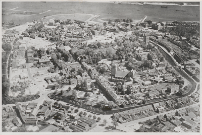 M 8207 Een luchtfoto van de Tielse binnenstad net na de Tweede Wereldoorlog. Geheel links de Waterstraat waarin het ...