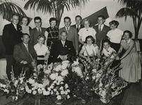 M 827 De receptie bij de zwemvereniging Vahalis. Op de foto het dames- en herenzevental met hun trainer, dhr. J. de ...