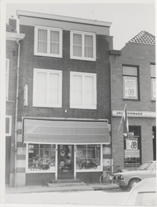 M 8273 Kruidenierswinkel Van Rustenhoven aan Plein 37. Ernaast rechts een gedeelte van de pas geopende winkel Jac. Hermans