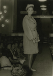 M 829 Een modeshow van de Fa. Blijdesteijn. Op de foto een van de creaties van het modehuis