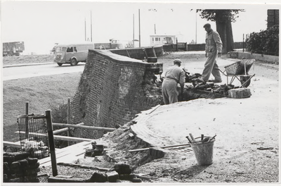 M 8371 Herstelwerkzaamheden aan kademuur Waalstraat Tiel, twee arbeiders aan het werk