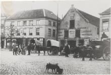 M 8393 Paard en wagens met mannen op Plein in Tiel, Jonkers landbouwwerktuigen