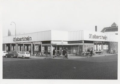 M 8423 Supermarkt Albert Heijn Veemarkt. Links het Molenstraatje