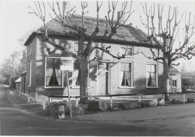 M 8447 Dorpscafé de Roskam op de hoek van de Dorpsstraat/Burgemeester Meslaan in Drumpt/Tiel