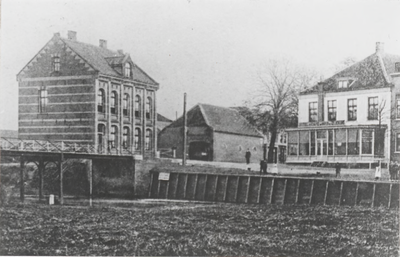 M 8480 Oud Geldermalsen. Links het kantongerechtsgebouw, waarin thans het groepsbureau van de Rijkspolitie is ...