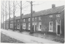 M 8493 Steenfabriekhuisjes aan Zennewijnseweg in Zennewijnen