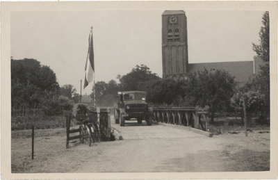 M 8615 Brug over Linge bij Zoelen. Waarschijnlijk bij de bevrijding rijdt een vrachtwagen van de geallieerden over de ...