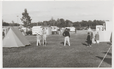 M 8673 Camping Lede en Oudewaard te Kesteren; tenten en caravans op veld, enkele personen (m, v, en twee kinderen) op ...