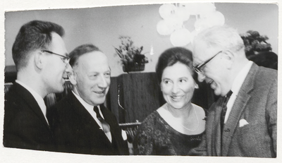 8748 V.l.n.r.: dhr. E. Blijdesteijn, dhr. Blijdesteijn sr., Mevr. Blijdesteijn, onbekend