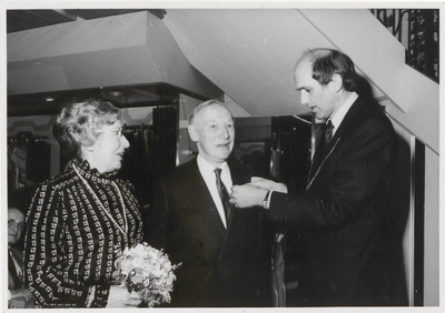 8767 Huldiging dhr. Blijdesteijn door Burgemeester Pop. Links mevr. Blijdesteijn