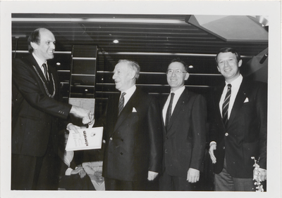 8771 Waarschijnlijk uitreiken eerste exemplaar boekje Blijdesteijn door Burgemeester Pop Fa. Blijdesteijn