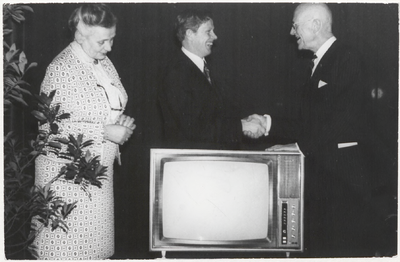 M 8778 Afscheid Burgemeester Van Beekhoff (rechts), hij wordt gefeliciteerd, er staat een tv voor beide heren, mw. Van ...