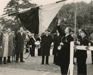 M 880 De officiele opening van de veerstoepen te Tiel. Burgemeester dr. mr. A.A.H. Stolk opent de nieuwe veerstoepen ...
