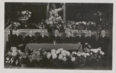 M 8850 Waarschijnlijk bestuur metaalbewerkersbond St. Eloy, 8 heren in kostuum zittend achter tafel, rijke ...