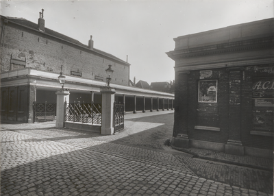 888 De ingang van de het Korenbeursplein aan de Koornmarkt. Tiel, 1910-1920.