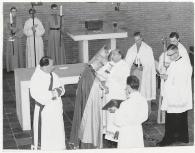 M 8882 Inwijding Kerk van de Menswording aan Meeuwstraat, kardinaal Alfrink met geestelijken en misdienaars voor het altaar
