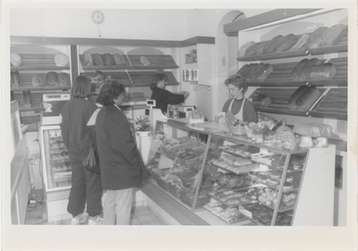 M 8901 Interieur en verkoopsters winkel bakkerij Van Ooyen aan Westluidensestraat