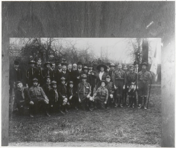 M 8907 Eerste padvindersgroep van Tiel, 1918. Van het midden links Ridder van Rappard, dame met de grote hoed is mw. ...
