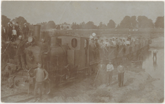M 8943 Waarschijnlijk uiterwaarden Wamel, mannen in een treintje, aantal andere mannen poseert voor het treintje.