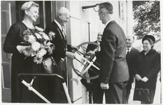 M 8994 Aanbieden geschenk aan Burgemeester Beekhoff, een zonnewijzer, vrouw met bloemen aan zijn zijde, twee mannen en ...