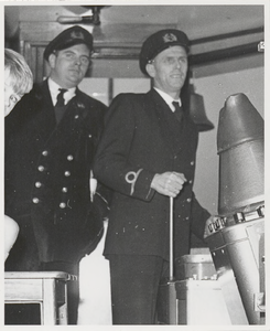 M 9083 Twee mannen in koopvaardijuniform, mogelijk in een schip