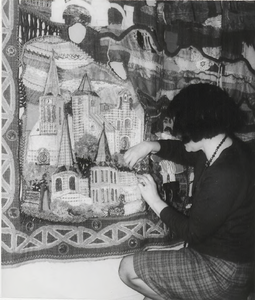 M 9104 Vrouw bezig met mozaiekwerk, afbeelding van kerken