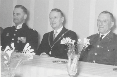 M 9122 Burgemeester Stolk te midden van twee geuniformeerde heren, een in galauniform, ander in politieuniform.