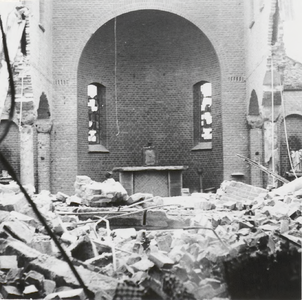 M 9148 Verwoeste kerk, koor en altaar staan nog overeind