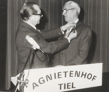 M 9168 Onderscheiding Wethouder G. van Uitert (rechts). Burgemeester Broekens (links) in Agnietenhof