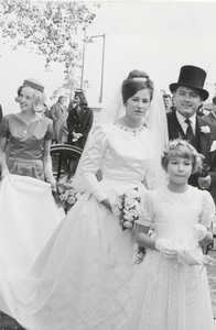 M 9179 Huwelijk Volcker van Soelen, met bruid, bruidsmeisjes