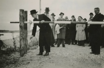 M 918 De Commissaris der Koningin, jhr. dr. Charles van Ufford, opent de nieuwe los- en laadkade te Tiel