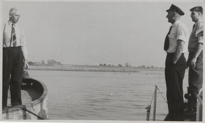 M 9189 Links man op een boot; rechts twee mannen op een steiger/loopplank, aan de Waal.