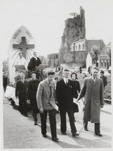 M 9211 Optocht verzet. Op de Hucht trekt een bevrijdingsoptocht langs, georganiseerd door het verzet. Op de foto links ...