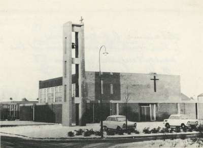 M 922 Het nieuwe R.K.-kerkgebouw, de kerk van de Menswording, in Tiel-Oost, wordt door Z.E. Kardinaal Alfrink ingewijd, ...