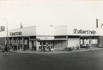 M 924 De nieuwe supermarkt van Albert Heijn N.V., gelegen aan de Veemarkt, wordt geopend