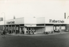 M 924 De nieuwe supermarkt van Albert Heijn N.V., gelegen aan de Veemarkt, wordt geopend