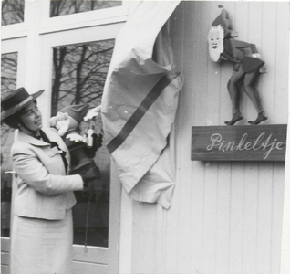 M 9242 Waarschijnlijk opening peuterspeelzaal Pinkeltje Mevr. Houtkoper onthult naambord.