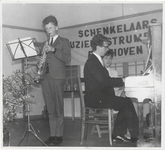 M 9247 Waarschijnlijk muziekconcours in Ophemert, op de achtergrond bord Schenkelaar muziekinstrumenten Eindhoven, ...