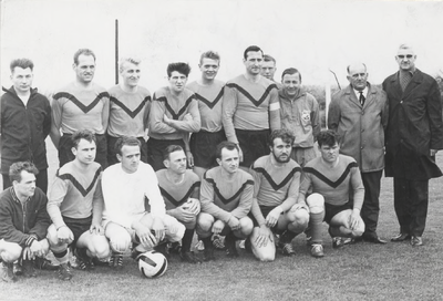 M 9259 Foto van een voetbalelftal, licht shirt met zwarte V van schouder tot schouder