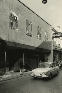 926 Het kledingmagazijn Blijdesteijn, gelegen aan de Waterstraat is bijna gereed. Het bedrijf staat in het smalle ...