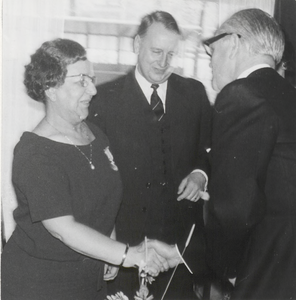 M 9268 Viering 40-jarig jubileum Mej. M.A.J. Koreman in hotel Telkamp. Mej. M.A.J. Koreman viert haar 40-jarig jubileum ...