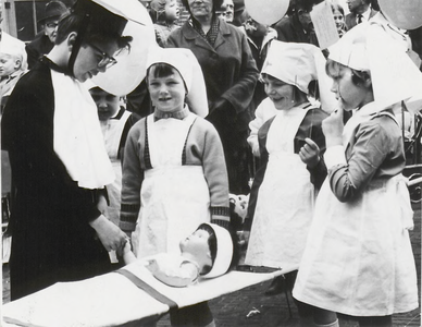 M 9269 Oranjeoptocht Koninginnedag, drie meisjes verkleed als verpleegster