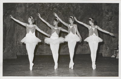 M 9378 Vier danseressen in tutu op een rij, pose met alle vier rechterhand omhoog