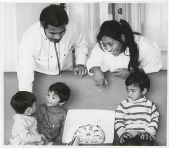 M 9385 Twee molukse ouders, met drie kinderen, in het midden een taart