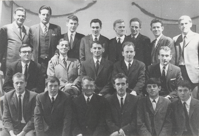 M 9402 Groepsfoto, 19 mannen in drie rijen, allen in kostuum
