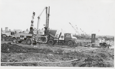 M 941 Het eerste beton voor de bouw van de Waalbrug wordt gestort